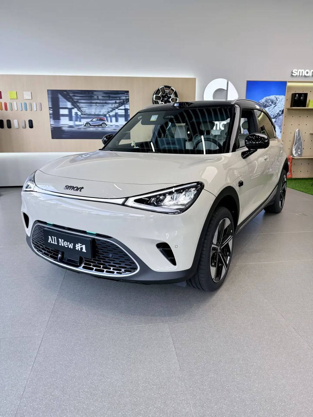 电咪15.38万、新smart 14.99万、萤火虫买断11.98万:把548条三选一评论和首批车主吐槽摆一排,15万精致小车的账一次算完