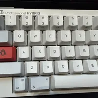 HHKB 30周年把静电容带回聚光灯，但入门真不是只有2600一条路：宁芝、燃风、闲鱼老款三条路线的价位、门道和坑