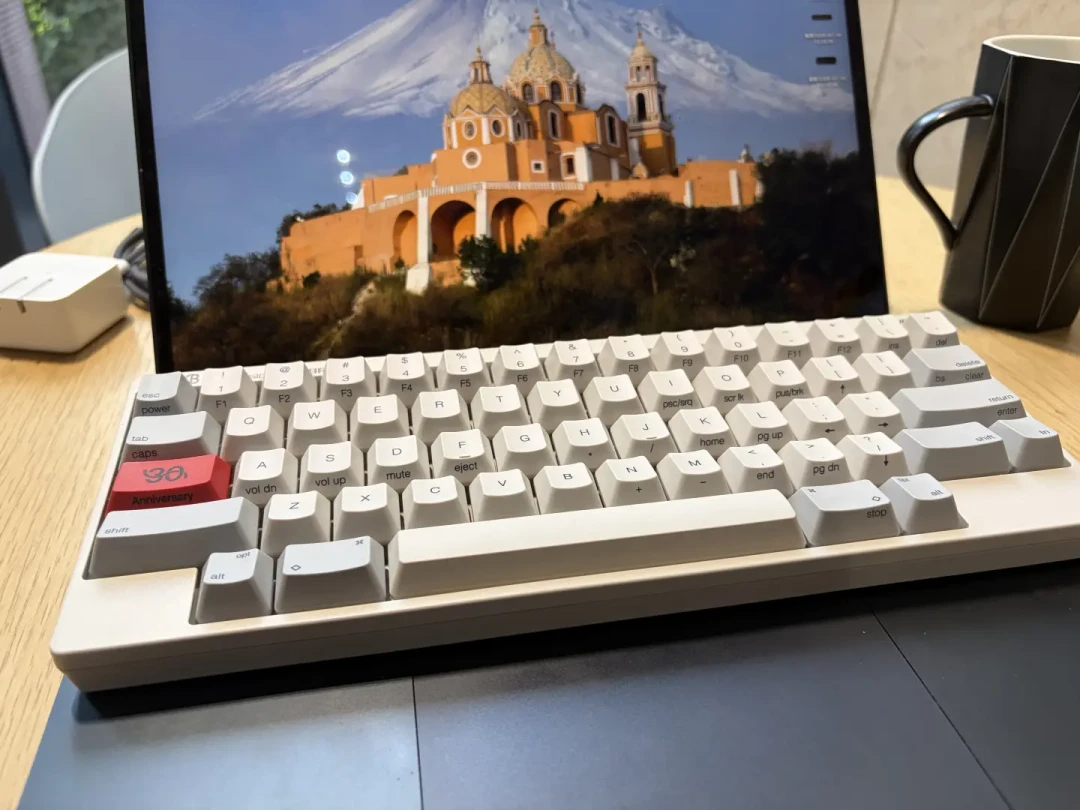 HHKB 30周年把静电容带回聚光灯,但入门真不是只有2600一条路:宁芝、燃风、闲鱼老款三条路线的价位、门道和坑