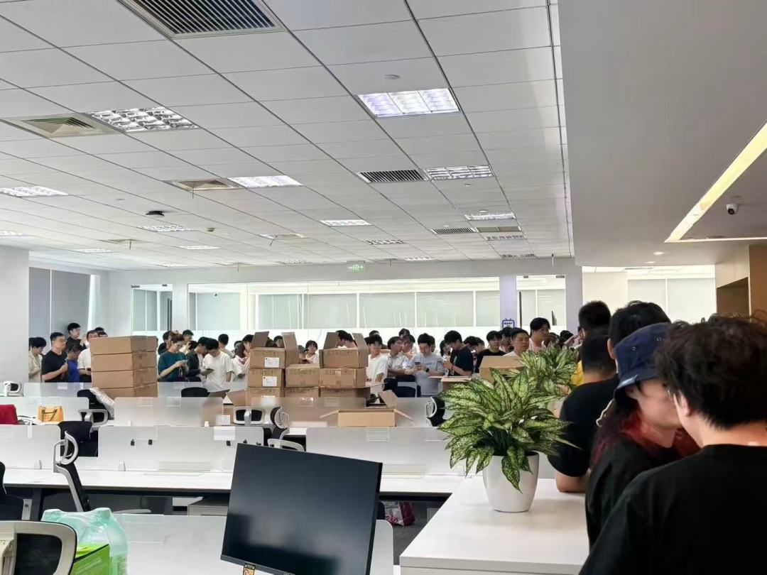 雷军给B站员工人手一台SU7车模:589万粉的账号突然日更,我把他这10条视频逐条数了一遍