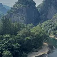国庆去武夷山,放票秒空:给喝武夷星的人整理的一份"朝圣作业"——挂牌的茶树、130块的竹筏、母树下那壶169,一次说清