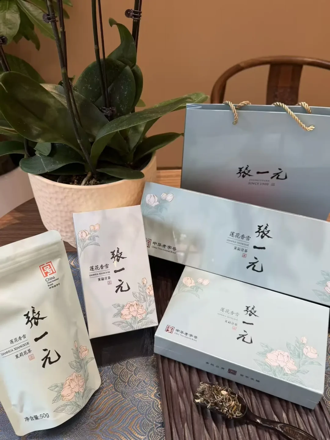 张一元开到江汉路了:散茶到店、免费试喝,吴裕泰都来评论区打招呼了——出发前先核对这三笔账