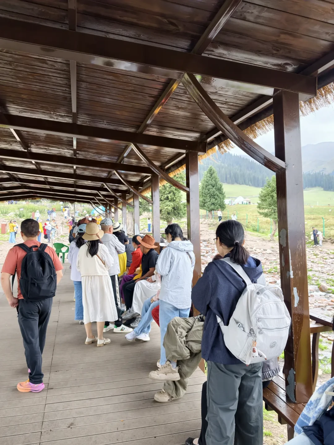 那拉提的「淡季」半真半假:自驾票随便抢、滑草不排队,但这三个定点9月照样挤