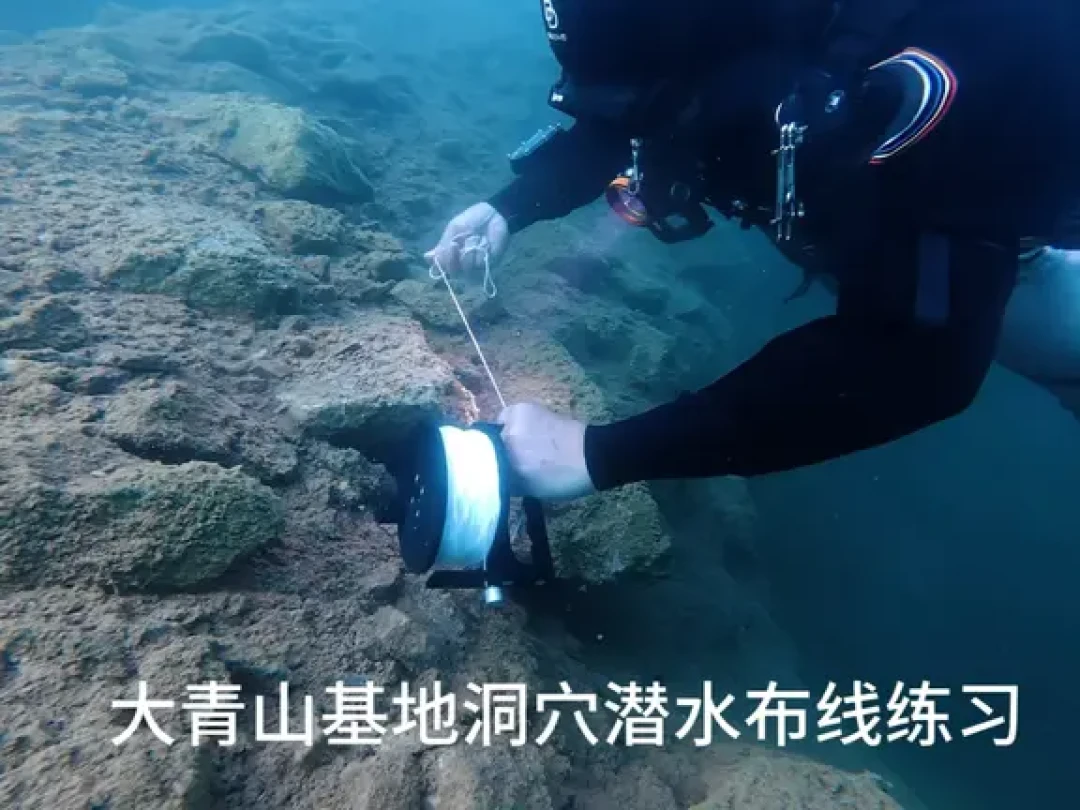 洞潜解说视频教会了全网死亡清单,广西教练的两篇险情实录补上另一半:真正困住人的两个瞬间,是“能见度很好”和“已决定撤退”