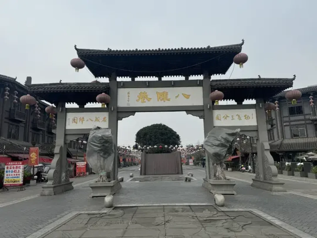“诸葛亮偷夫人成果”的二创吵了半年,我把四个平台的账对完了:她在史书里只有13个字,连名字都是近代的