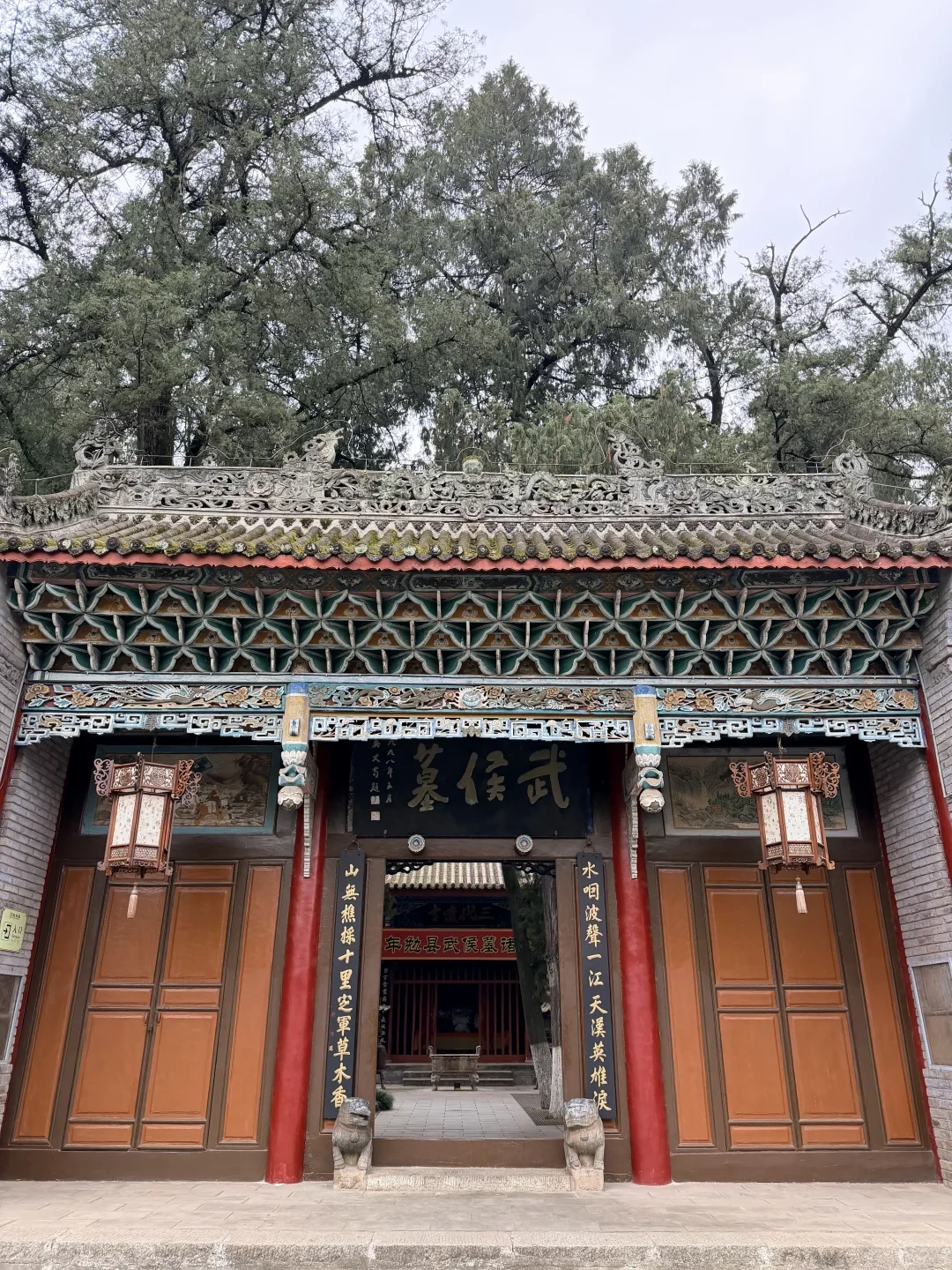 “诸葛亮偷夫人成果”的二创吵了半年,我把四个平台的账对完了:她在史书里只有13个字,连名字都是近代的