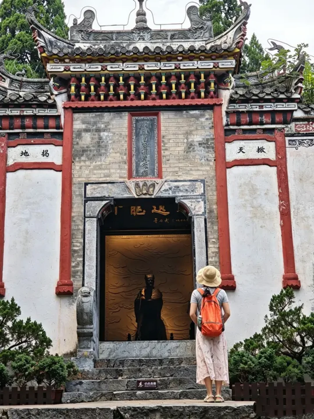“诸葛亮偷夫人成果”的二创吵了半年,我把四个平台的账对完了:她在史书里只有13个字,连名字都是近代的