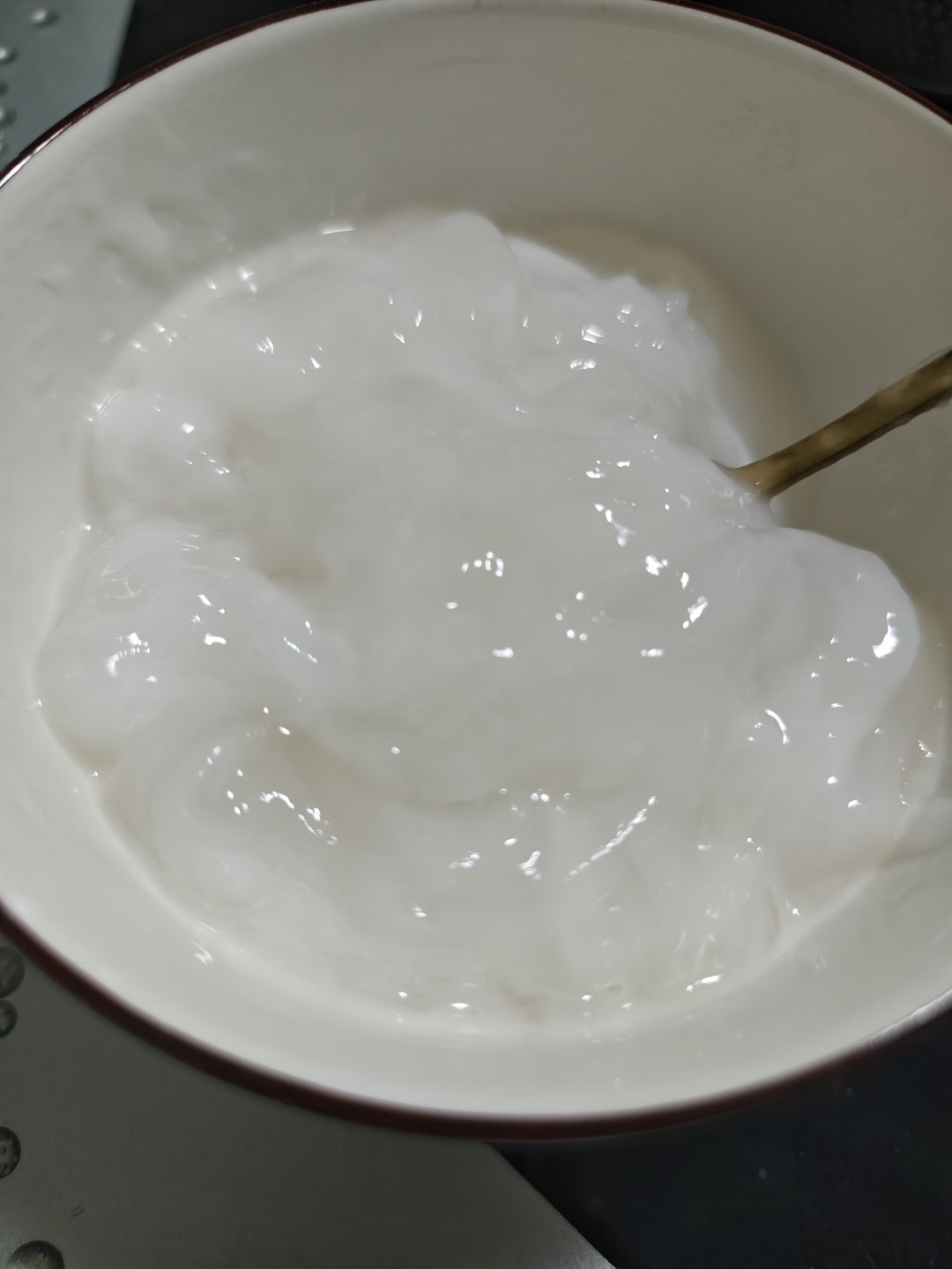 「藕粉掺木薯」被官方认定不成立,爆料的打假主播已涉黑被抓——新藕下田、中秋将至,买藕粉先把三笔账对齐:配料表和执行标准GB/T 25733认身份,10斤+藕出1斤粉算成本,冲出来发白别急着当假粉;今年6月、9月两起「纯藕粉」抽检不合格,栽的是卫生,不是「有没有藕」