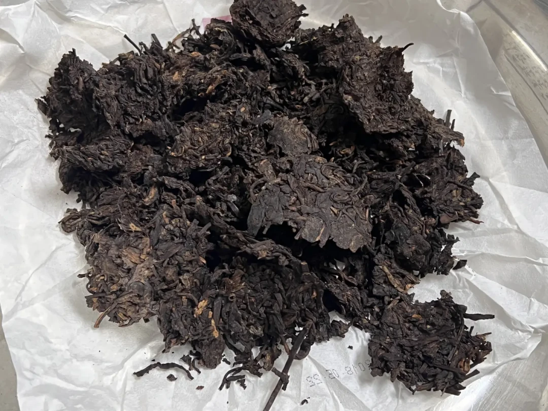 下关沱茶也被丢进保温杯了:熟沱焖一夜烟味化掉,甲沱焖泡两极分化——克数、材质和“伤身”谣言,这篇先看完再倒水