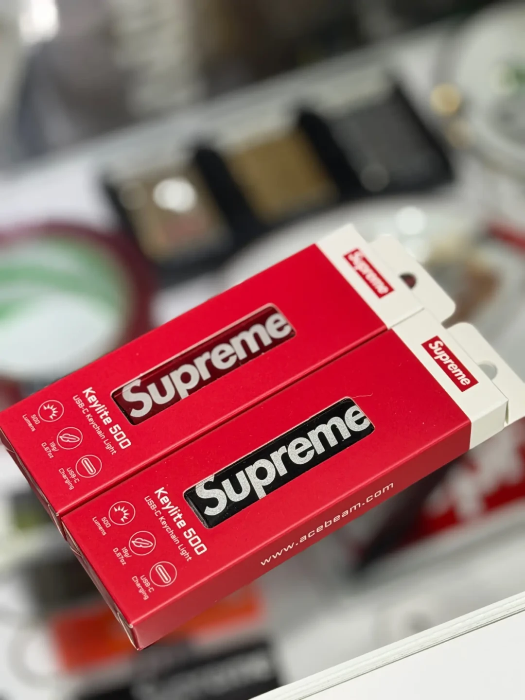 Supreme 这季抢破头的手电，是 ACEBEAM 造的：筒圈视角三笔账