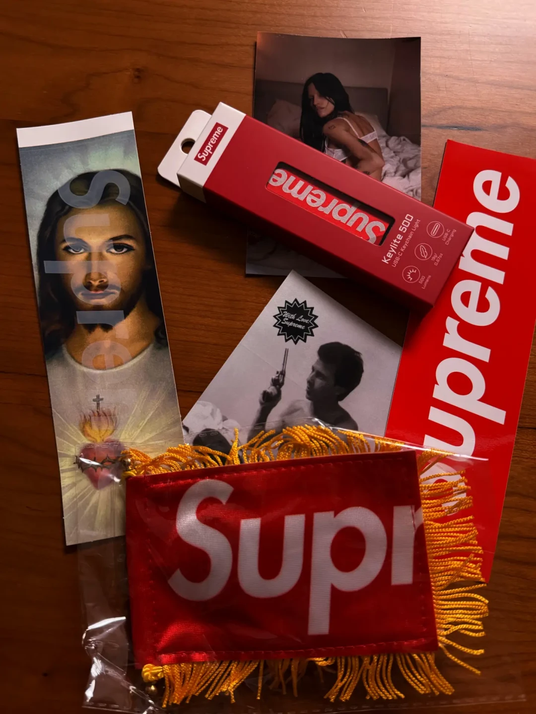 Supreme 这季抢破头的手电，是 ACEBEAM 造的：筒圈视角三笔账