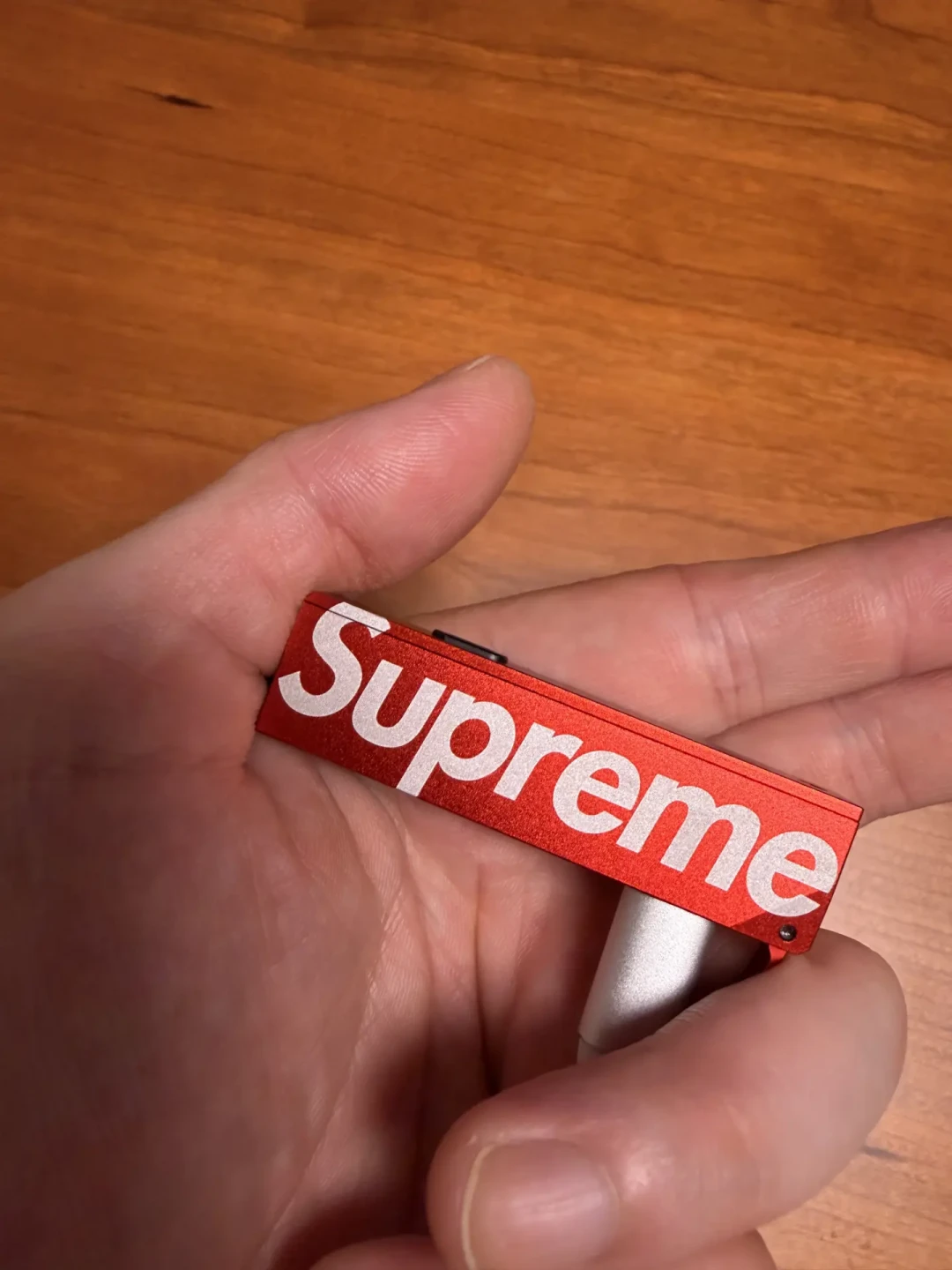 Supreme 这季抢破头的手电，是 ACEBEAM 造的：筒圈视角三笔账