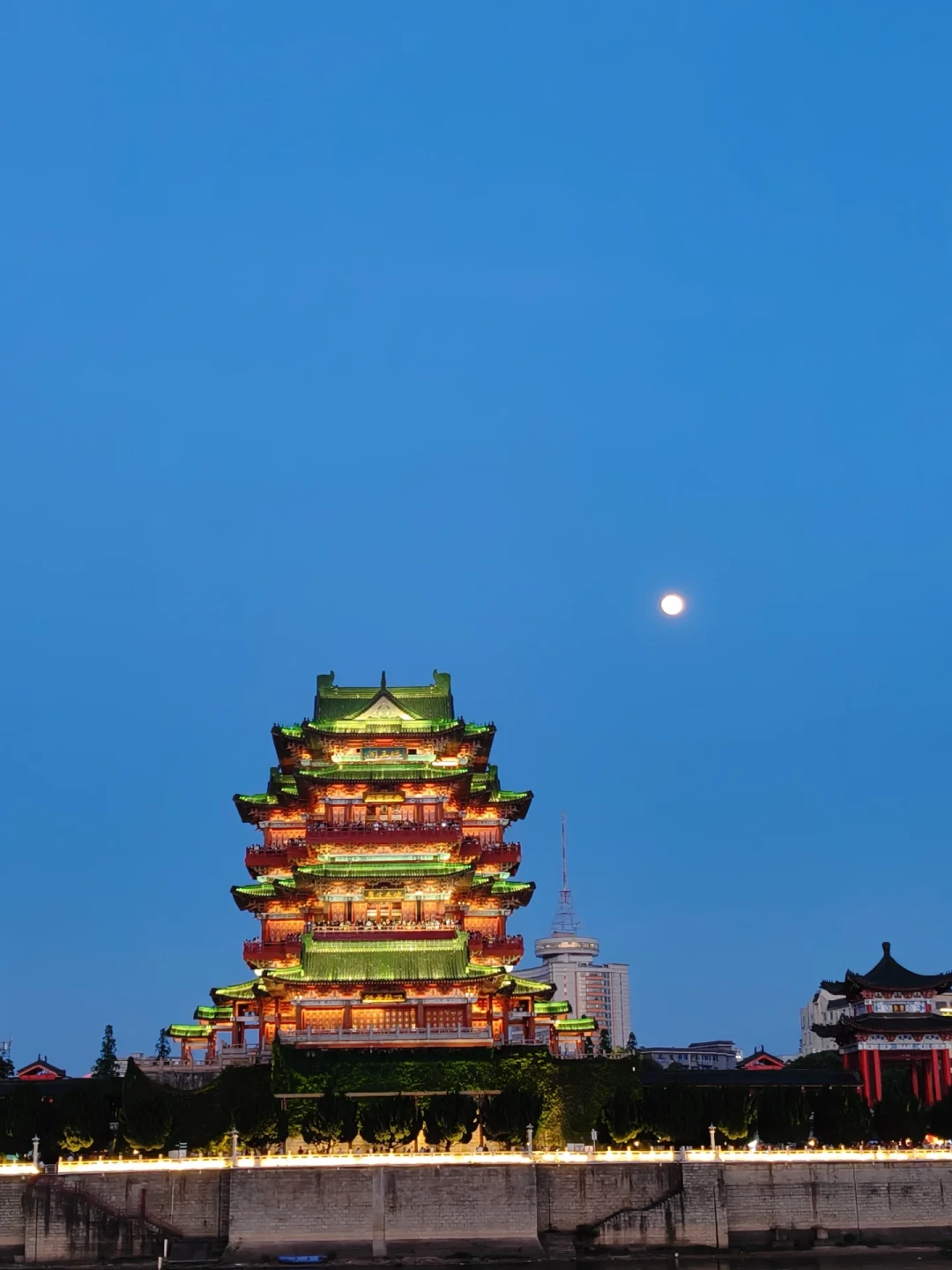 10月1晚去滕王阁看烟花,先收好这张账本:阁边地铁站19点起越站不停,0元江边到290元船甲板,五个机位一次讲清