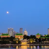 10月1晚去滕王阁看烟花，先收好这张账本：阁边地铁站19点起越站不停，0元江边到290元船甲板，五个机位一次讲清