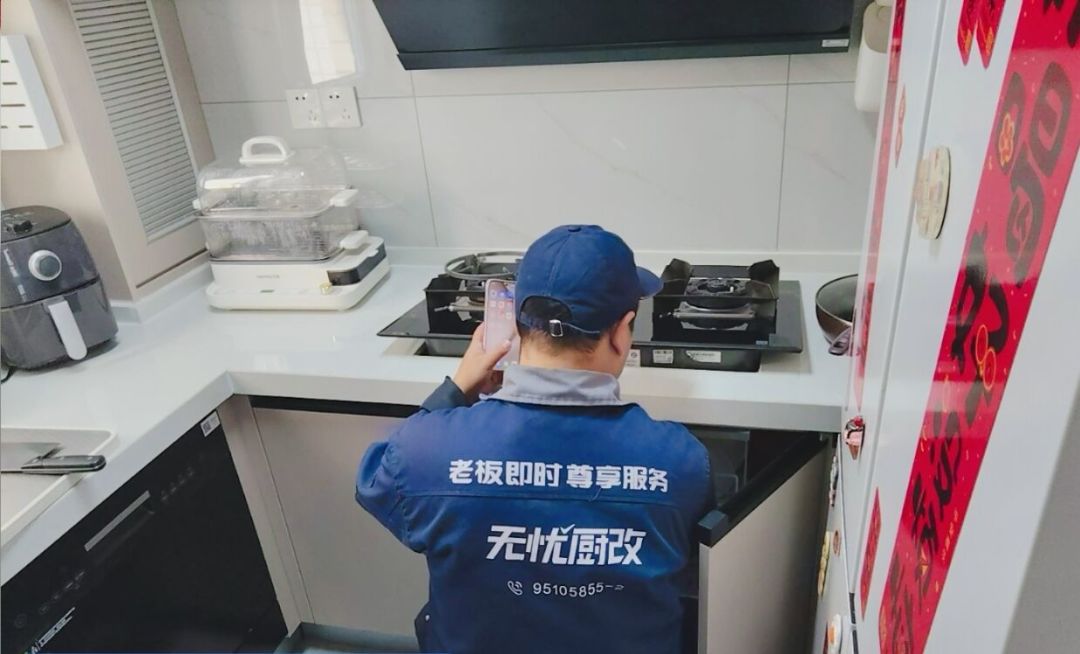 老板换新季催上门:灶的8年是强制判废,烟机的8年还活着——换之前先对完这四笔账
