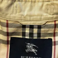同一件Burberry风衣，被卖成了三件东西：专柜2万+、奥莱对折、中古三位数