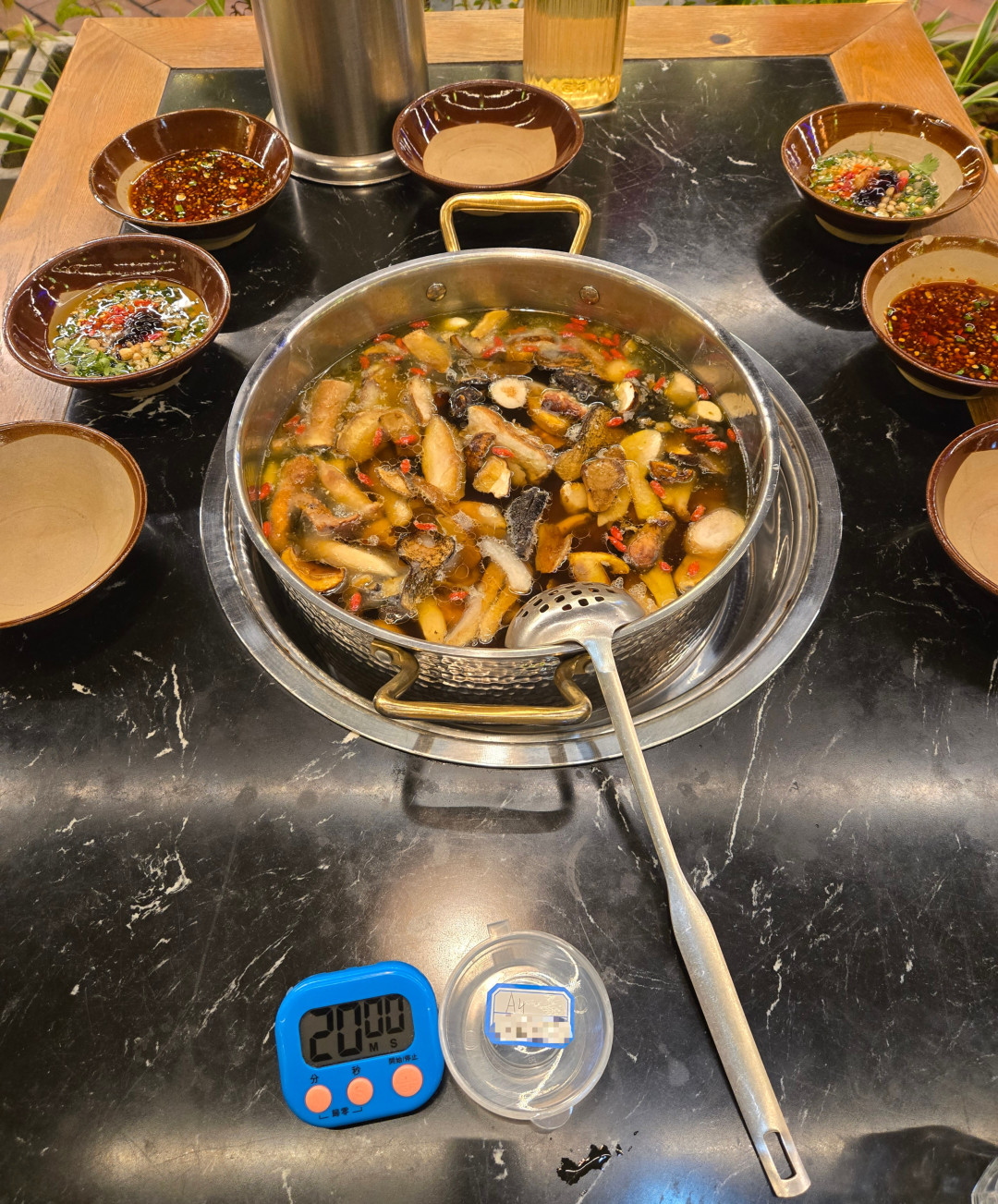 第一批菌子火锅已经从云南卷到全国:这口鲜的真正风险不在锅里,坐下前先把四件事查清楚