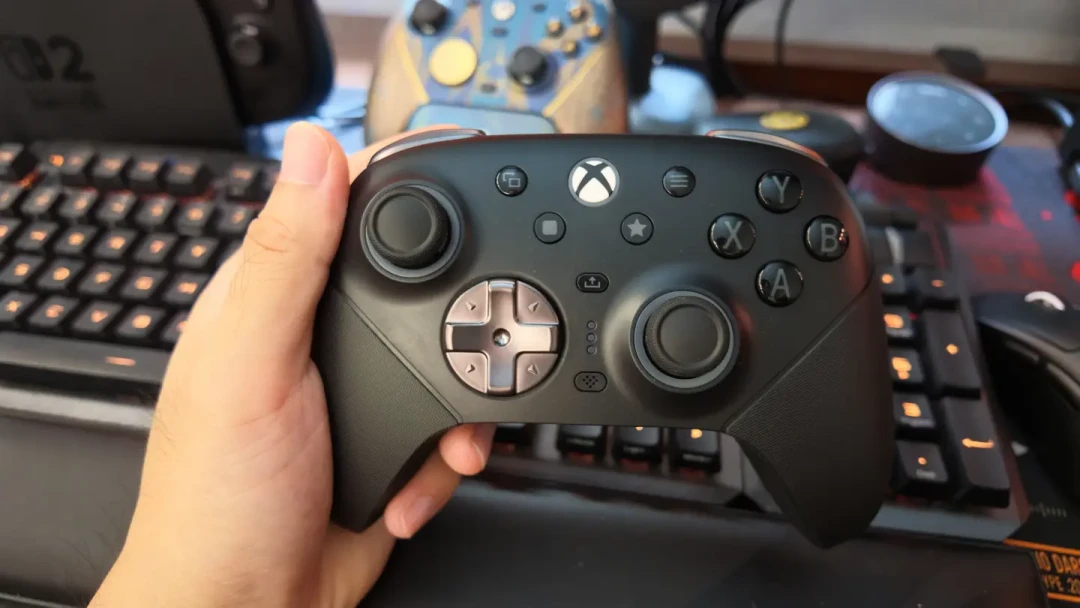 国产精英手柄的“战国两周”:飞智卷振动、小鸡卷8K、北通卷AI,八位堂3E在卷什么?