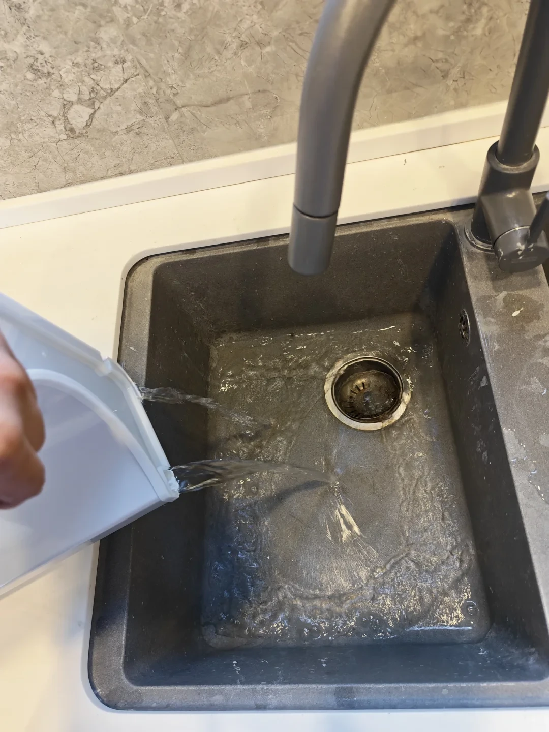 夏普除湿机软广潮刷爆首页：17篇种草无一避雷，真实用户只吐槽这三件事