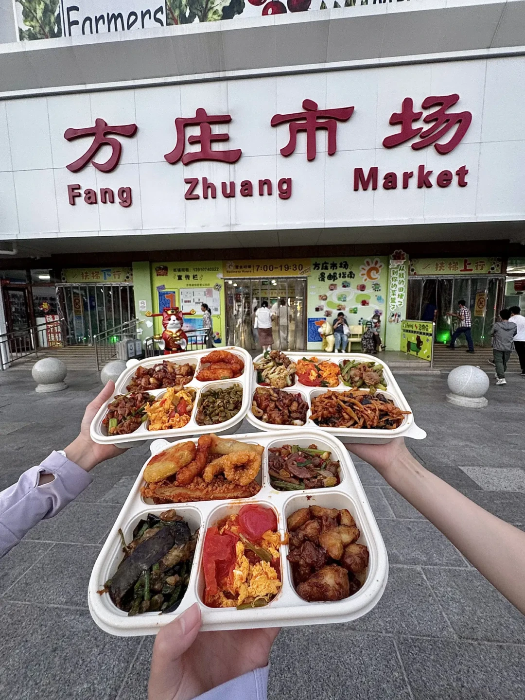 网上喊「月薪2万吃不起称重快餐」,成都记者11块6毛吃饱:两年8万家关到3.2万家,夹盘子前先把三笔账算明白——「元/两」乘10再比价,芡汁骨头暗藏三成重量,餐盒扣不扣皮重分出「食堂」和「刺客」
