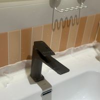 水槽边、马桶底的玻璃胶长黑霉？别急着下单除霉啫喱，更别信「涂上一晚自动消失」：先看胶老没老化、霉在表面还是扎了根，再决定刷、敷、铲掉重打还是请人