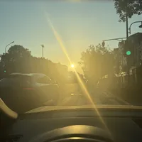 交警这周刷屏的那道迎面光，你的通勤路上天天有：有HUD和贴了膜的车主，买防晃装备前先划掉这3样