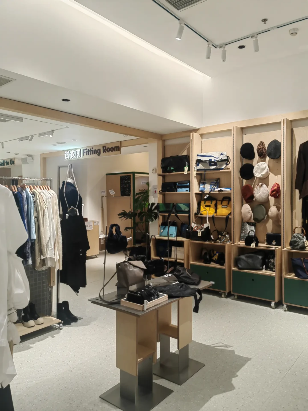 门店撤书、回收价骤跌、111本卖261元：多抓鱼「去书化」的这半个月，先把自家书架的四本账算清