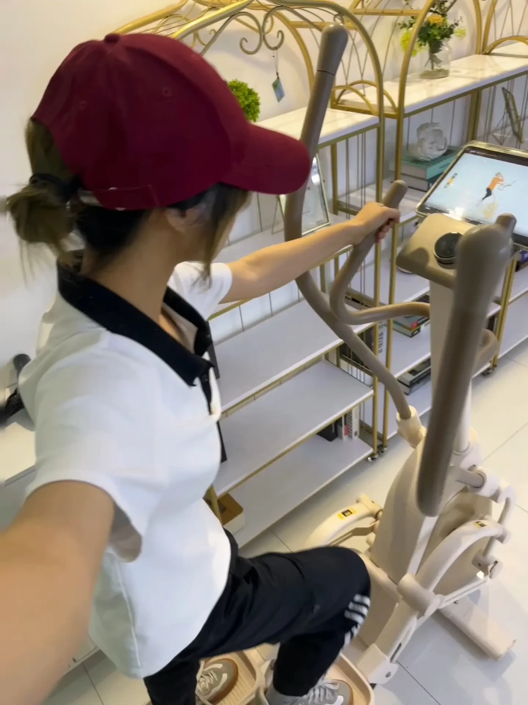 「跟风买的,已退!!」点进去其实是托:飞利浦爬楼椭圆机双11前爆刷小红书,异响帖被软文压了一层,付2000+前先查型号和“制造商”