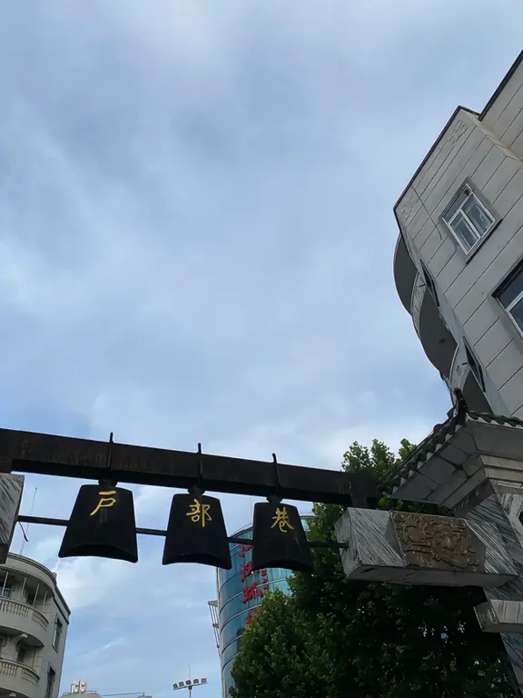 30条“本地人推荐”21条是同一家模板帖:对完六城避雷帖和探店水军产业链,国庆找店的规矩变了