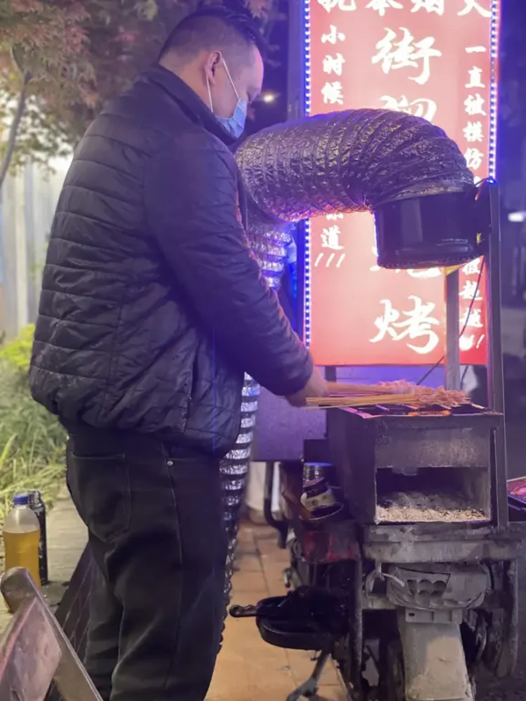30条“本地人推荐”21条是同一家模板帖:对完六城避雷帖和探店水军产业链,国庆找店的规矩变了