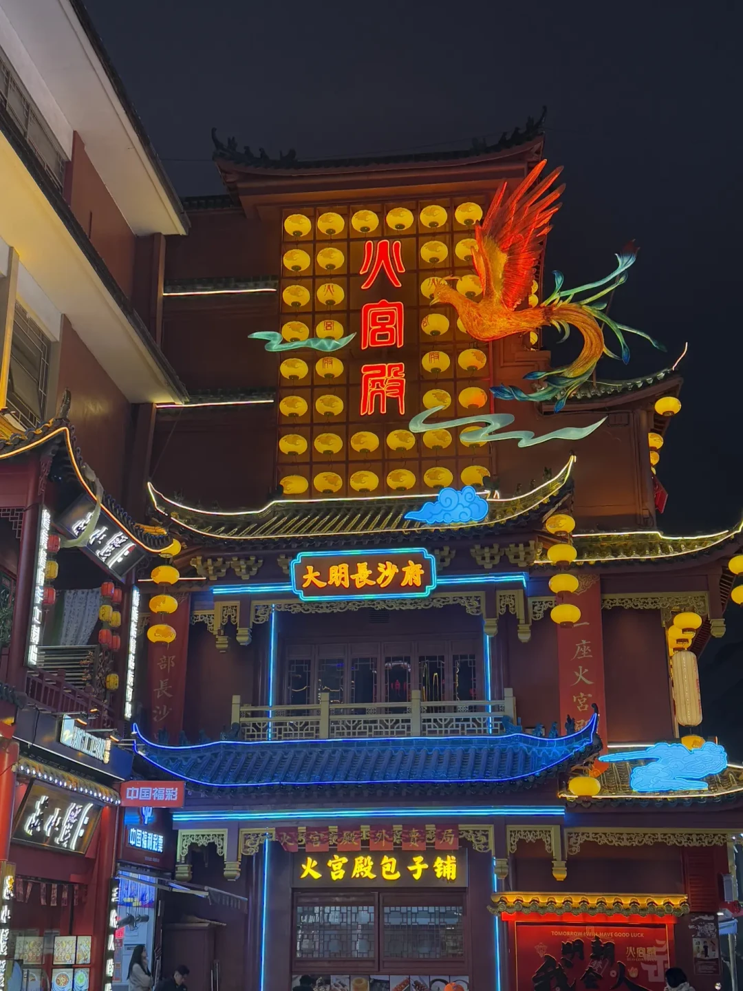 30条“本地人推荐”21条是同一家模板帖:对完六城避雷帖和探店水军产业链,国庆找店的规矩变了