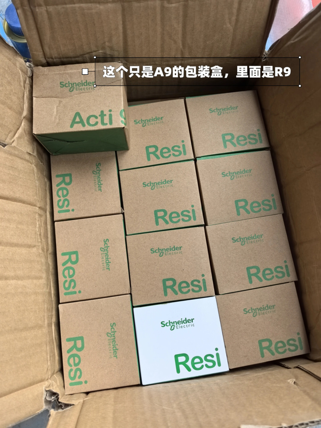 施耐德调价函写3%-5%,业主体感却是“半年上调几次”:摞完这半年的涨价通知,两本账一次算清