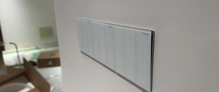 施耐德调价函写3%-5%，业主体感却是“半年上调几次”：摞完这半年的涨价通知，两本账一次算清
