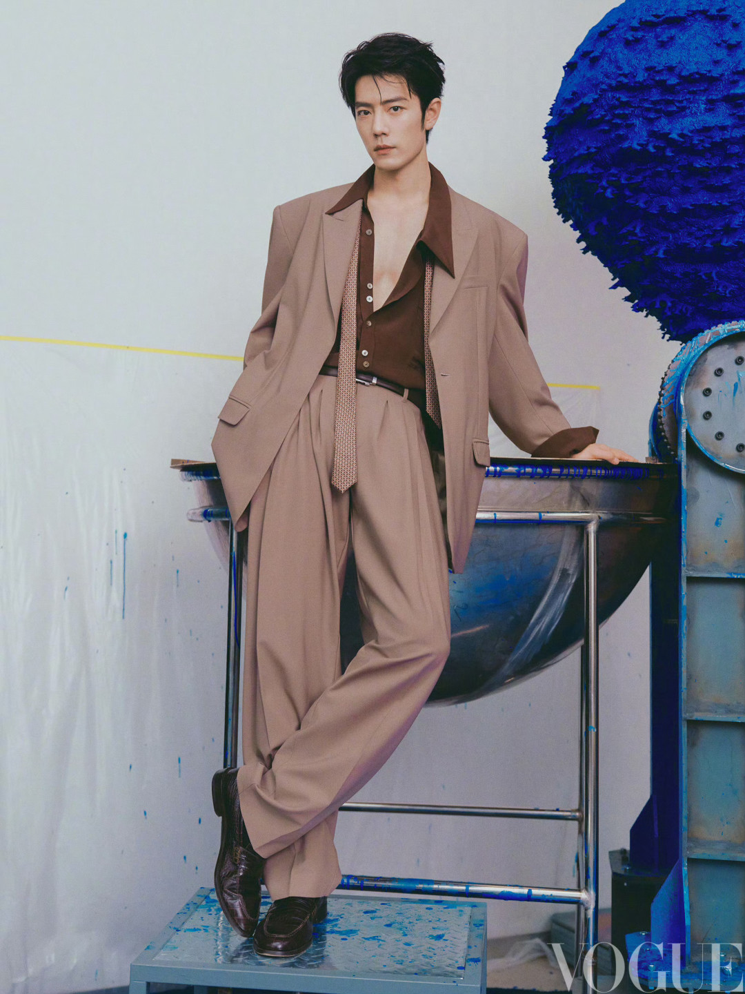 肖战VOGUE预约破32万 首位银十单封男星解锁五大满贯