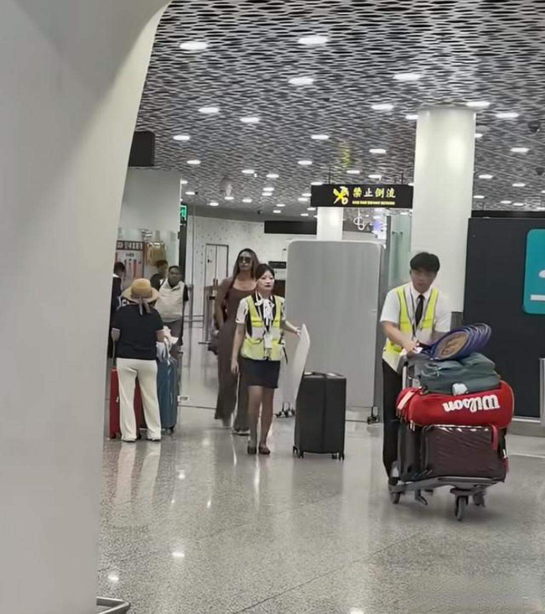 郑钦文抵达深圳出战比利简金杯 领衔中国队首战强敌意大利