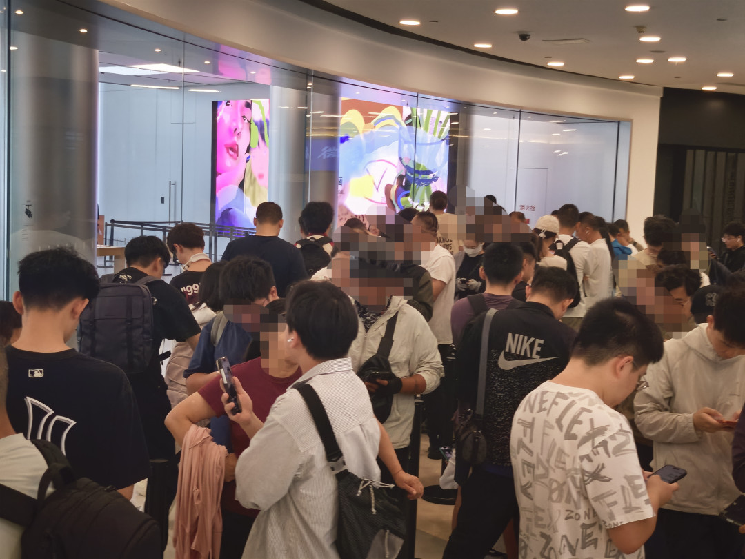 直击iPhone18 Pro系列开售:部分版本已破发,还有人为苹果整晚“守夜”