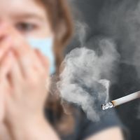 车内烟味反复除不掉？别用香水掩盖，“分解”才能彻底清理三手烟