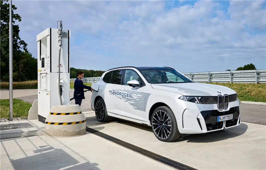 全新宝马iX5氢燃料版官图发布:加氢5分钟最高续航750km