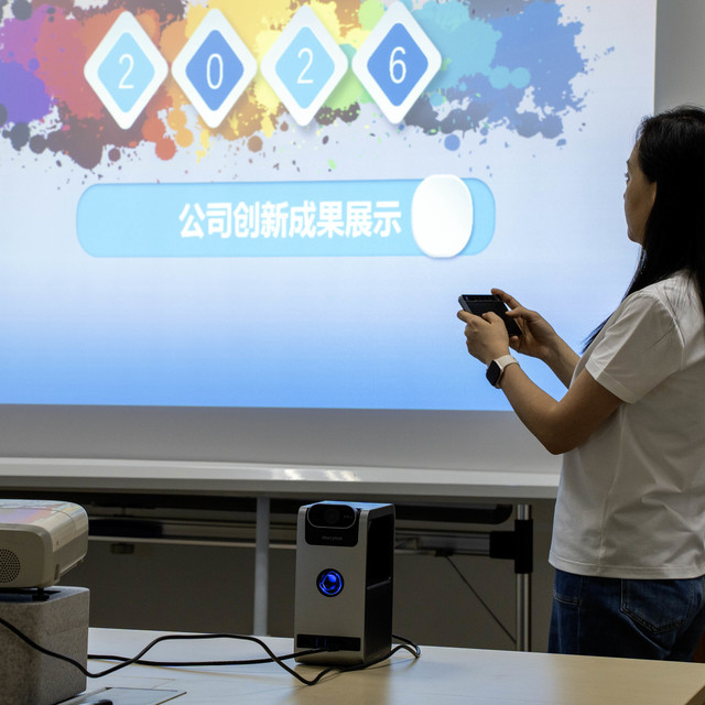一根线升级AI会议，AI纪要+实时翻译 | 成者BOT20会议一体机测评