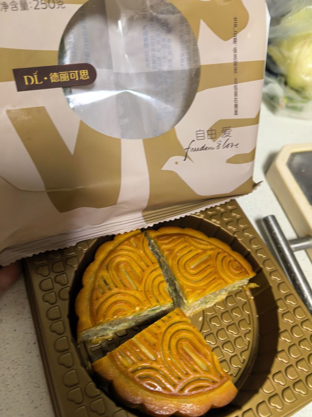 胖东来大月饼跑三个城买不到、代购喊到「两个160」:离中秋7天,先把三笔账算完再交稀缺税——官方价29.8元490克,小程序每天10点限量放货;保质期7天,邮寄等于「保质期折旧」;真正翻车的不是29.8的大月饼,是34块一个50克的礼盒