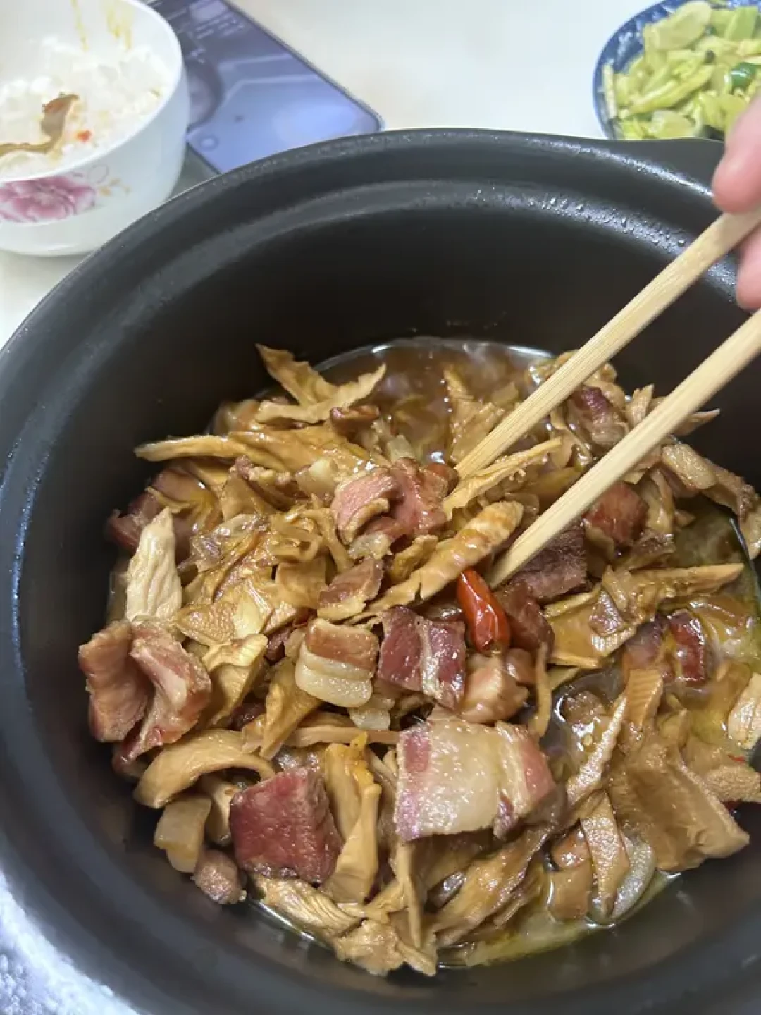 「硫磺熏笋」超标24倍还是近100倍？两个数字出自同一份4860mg/kg检测——甲醛白菜一个月后，先把三笔账算明白：鲜笋本就不许熏硫、两窝点笋的流向还在追、家里的笋干酸笋先查颜色再闻味