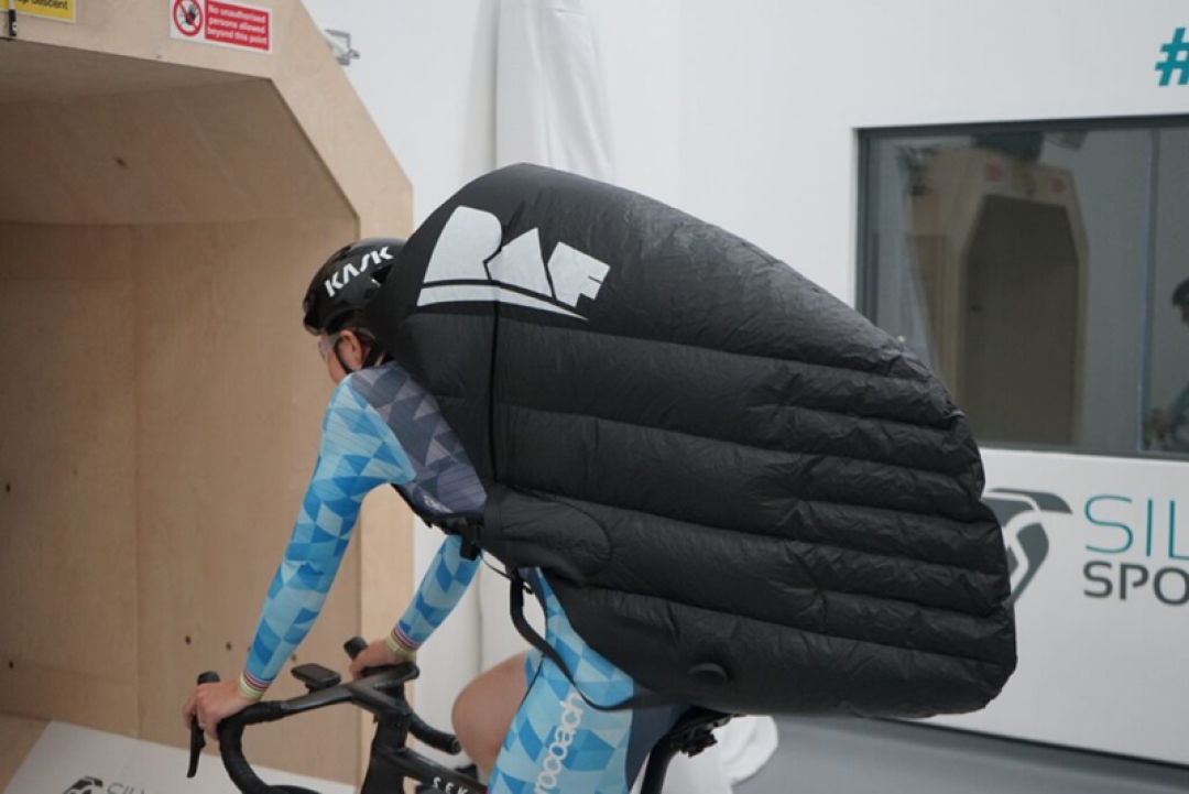 风洞把「减阻背包」吹慢了15瓦,一千英镑只买到3.8km/h:我把GCN实测、B站324条改装排名评论和知乎490收藏的升级论战对了一遍,给这个秋天想「买速度」的公路车骑友排清哪笔钱真省瓦、哪笔买情绪、哪笔纯交智商税