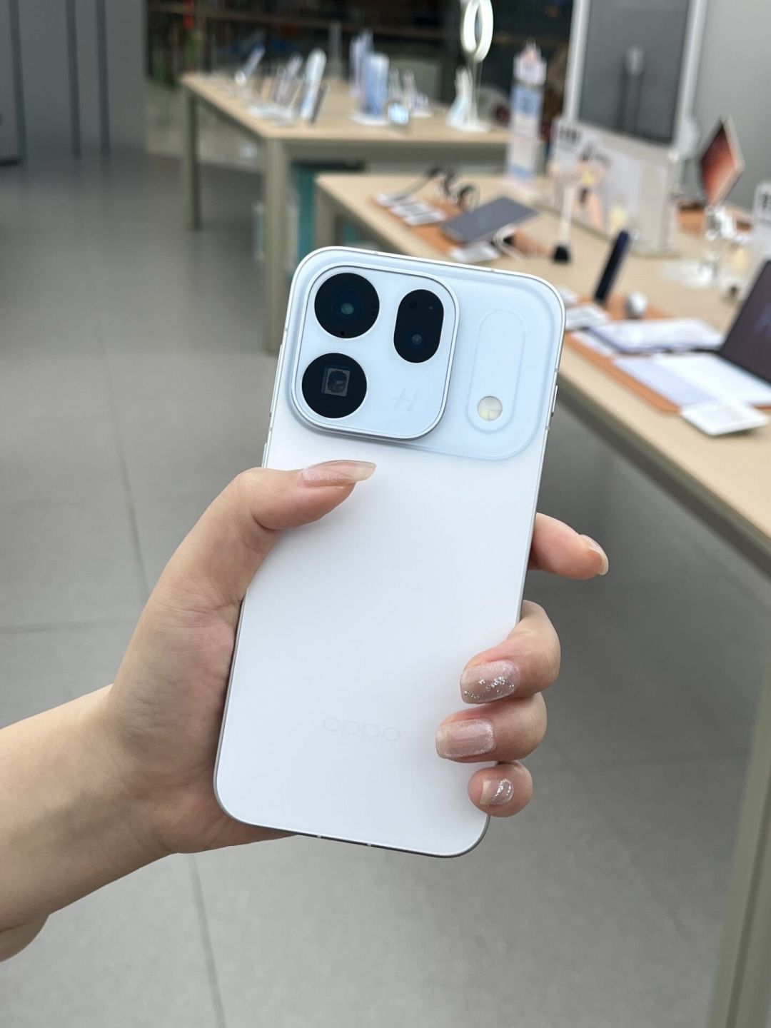 Find X10盲订,线上9.9元VS线下299元:权益一店一策、店员涌进评论区抢客——9/22发布会前,把渠道、叠加、保障三本账一次算清