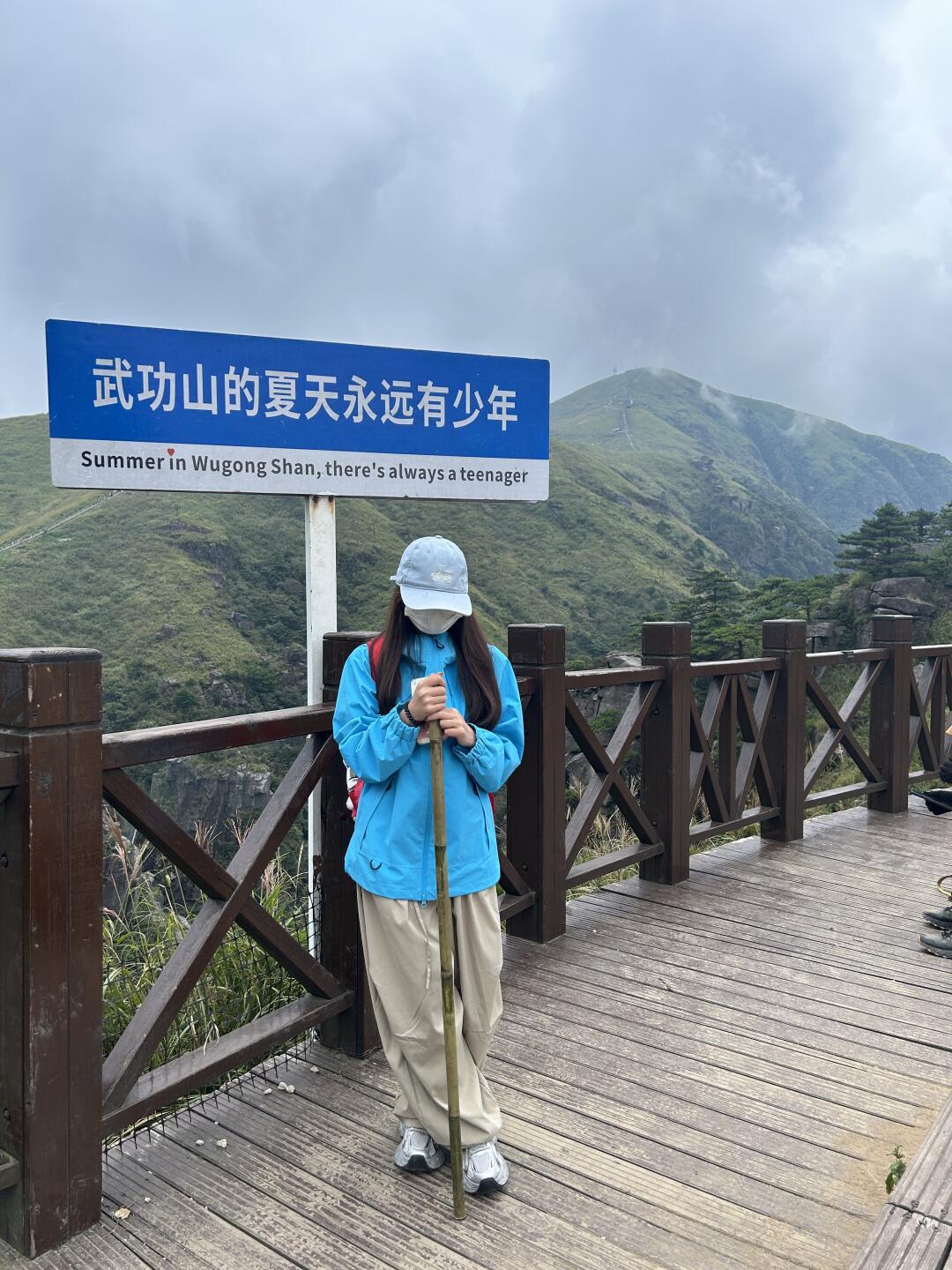 十一去北疆只带一件冲锋衣的人裂开了,带了一半白带回来的人也裂开了:决定答案的是温差,不是衣服