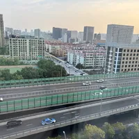 亚朵入住先塞耳塞、深睡房要加钱：对完12城隔音投诉帖、8篇深睡楼层实测和「一键深睡」操作坑，浅眠人的国庆订房账我拆清了