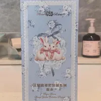 入秋买香季撞上"瓶子美学"：知乎一个月18条试香新帖全在问同几件事，小红书一周20条"香水小样"里18条是同一天发的——我把22条晕香战评论、500元"试用完被退"的卖家纠纷和贴错标的样品店案例对完了——买第一瓶正装之前，先搞懂你为什么"试的时候好闻，回家就讨厌"