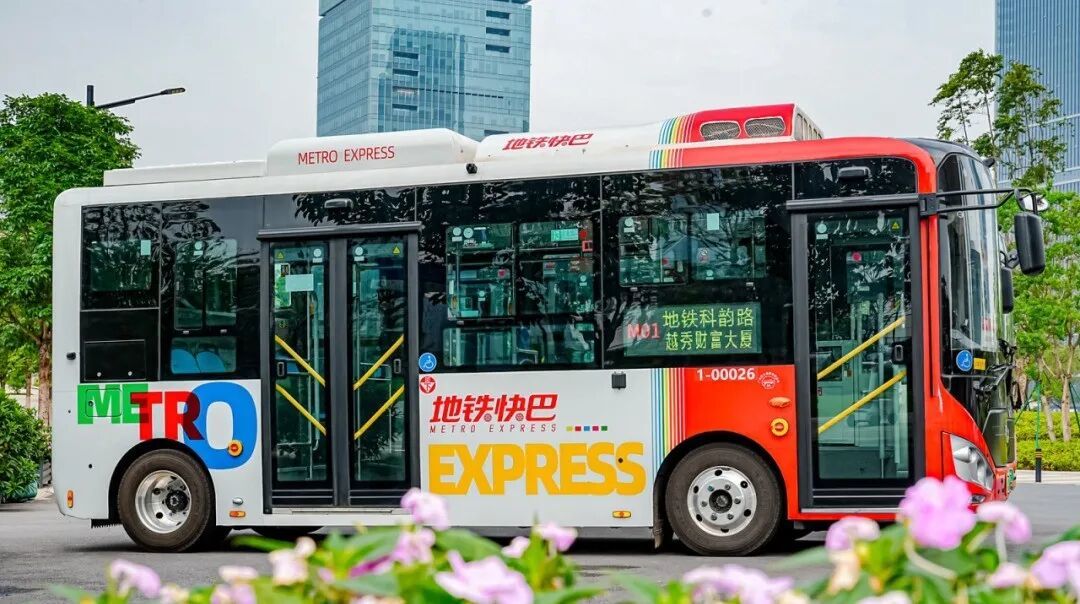 “公交回归燃油车”又刷屏:北京买的其实是增程、东莞索赔5.5亿只判回12%、邵阳花10万一台换电池——用这条新闻决定买油还是买电前,先把三本账算清