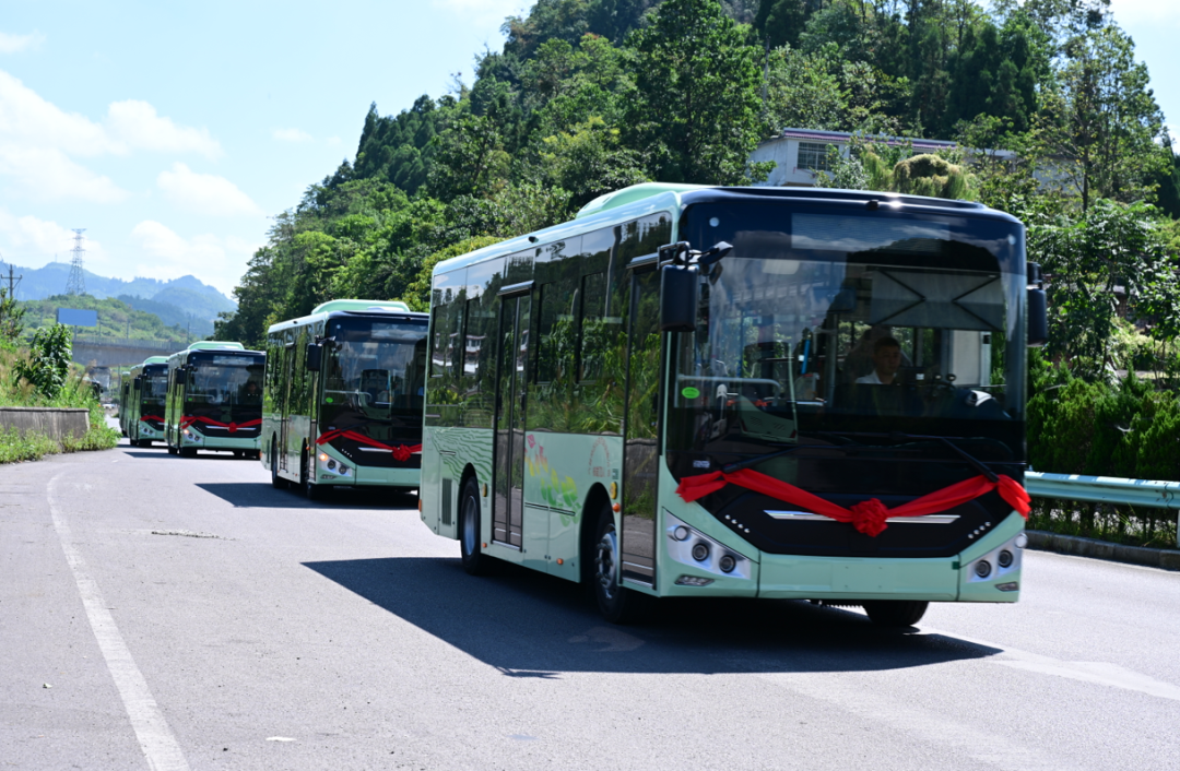 “公交回归燃油车”又刷屏:北京买的其实是增程、东莞索赔5.5亿只判回12%、邵阳花10万一台换电池——用这条新闻决定买油还是买电前,先把三本账算清