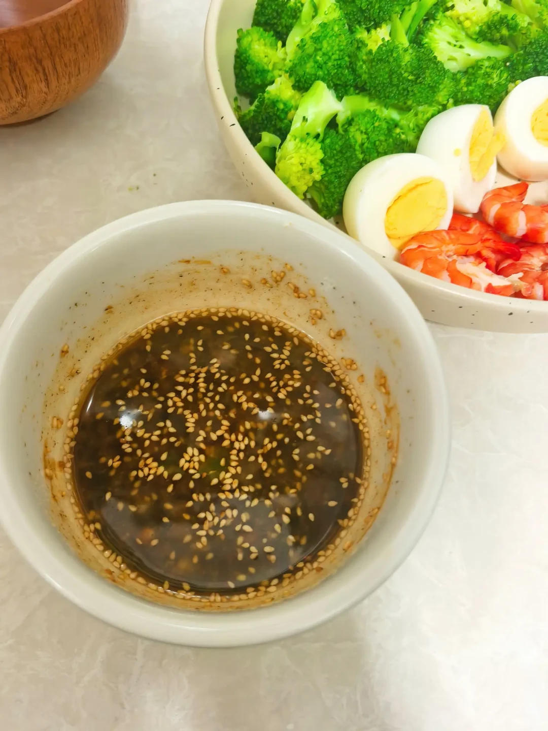 「中式热食是减脂天花板」这周刷屏全网:我给吃不动沙拉的人对了四笔账——你不是输在冷,是输在酱;热食本身不燃脂,锅里的油才是新窟窿