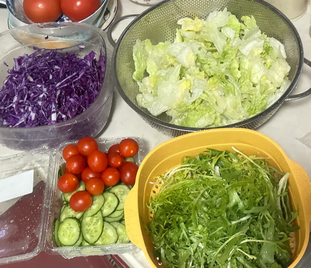 「中式热食是减脂天花板」这周刷屏全网:我给吃不动沙拉的人对了四笔账——你不是输在冷,是输在酱;热食本身不燃脂,锅里的油才是新窟窿